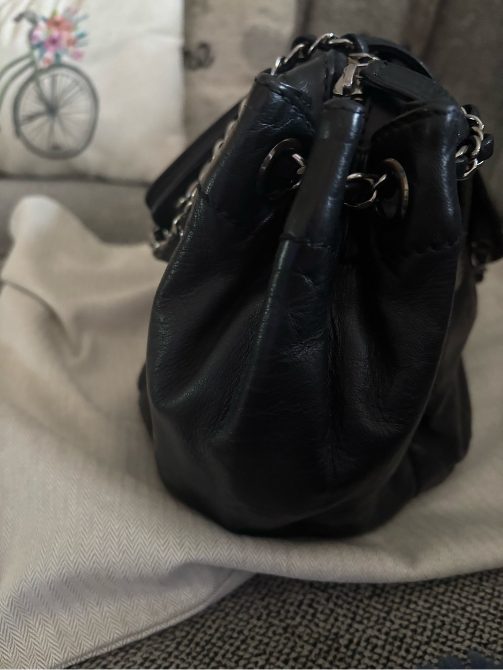 Traded. (Do not buy) Chanel Black Leather Shoulder Bag with Embossed Logo - Picture 12 of 16